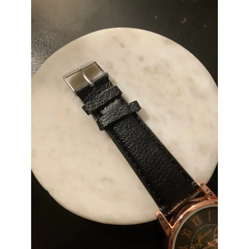 black Women’s wristwatch gold metal, quartz